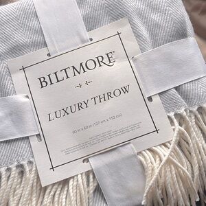 🫶🏻🌸🫶🏻• 🤍 BILTMORE x Luxury Throw Vibes • 🌸🧖🏻‍♀️🌸